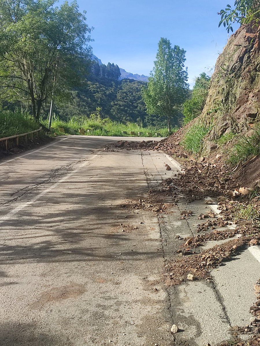 Atención y prevención al momento de conducir por la vía trasandina metros más arriba del puente Mucujun, deslizamiento de sedimento que obstruyen la vía