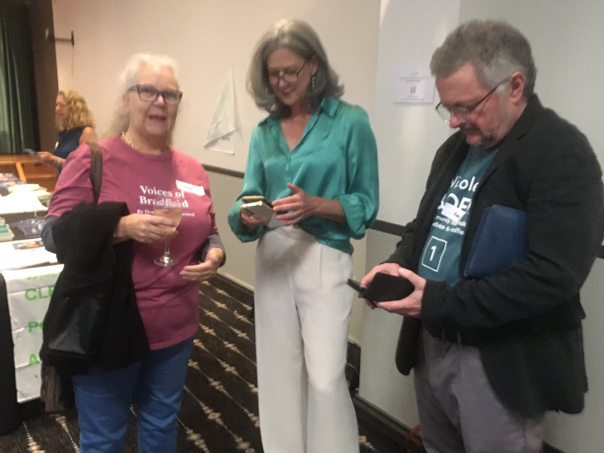Two @VoicesBradfield Founders & our re-endorsed #community #independent candidate walk into a #Bradfield function room… Hear what Nic said here 🧵 1/6