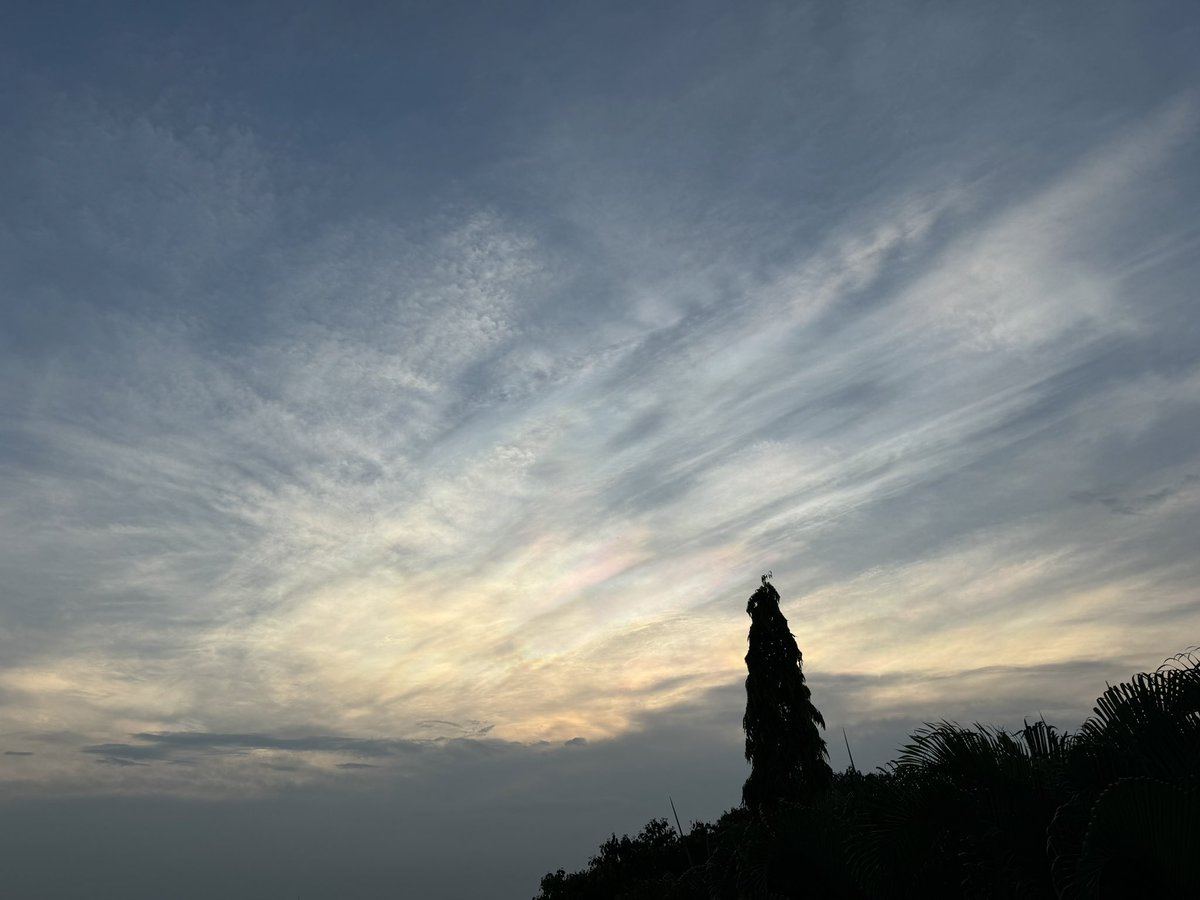 Bangalore makkaLe, please step out and look at the iridescent clouds.
