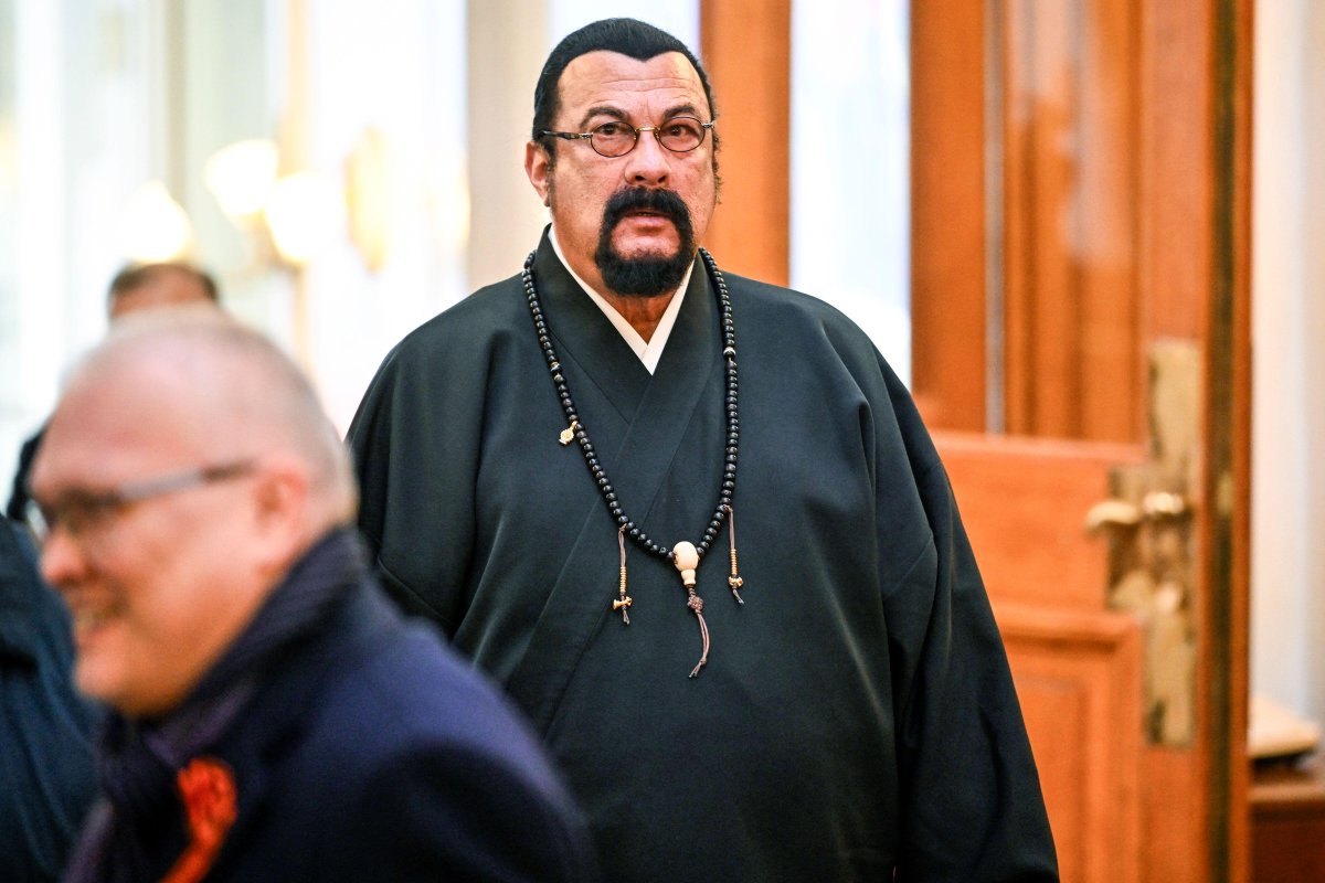 American action-movie actor Steven Seagal arrives for Vladimir Putin's inauguration ceremony as Russian president in the Grand Kremlin Palace in Moscow, Russia. Image ID: 2X54FH2 / Alexander Nemenov / AP Photo #StevenSeagal #VladimirPutin #InaugurationCeremony