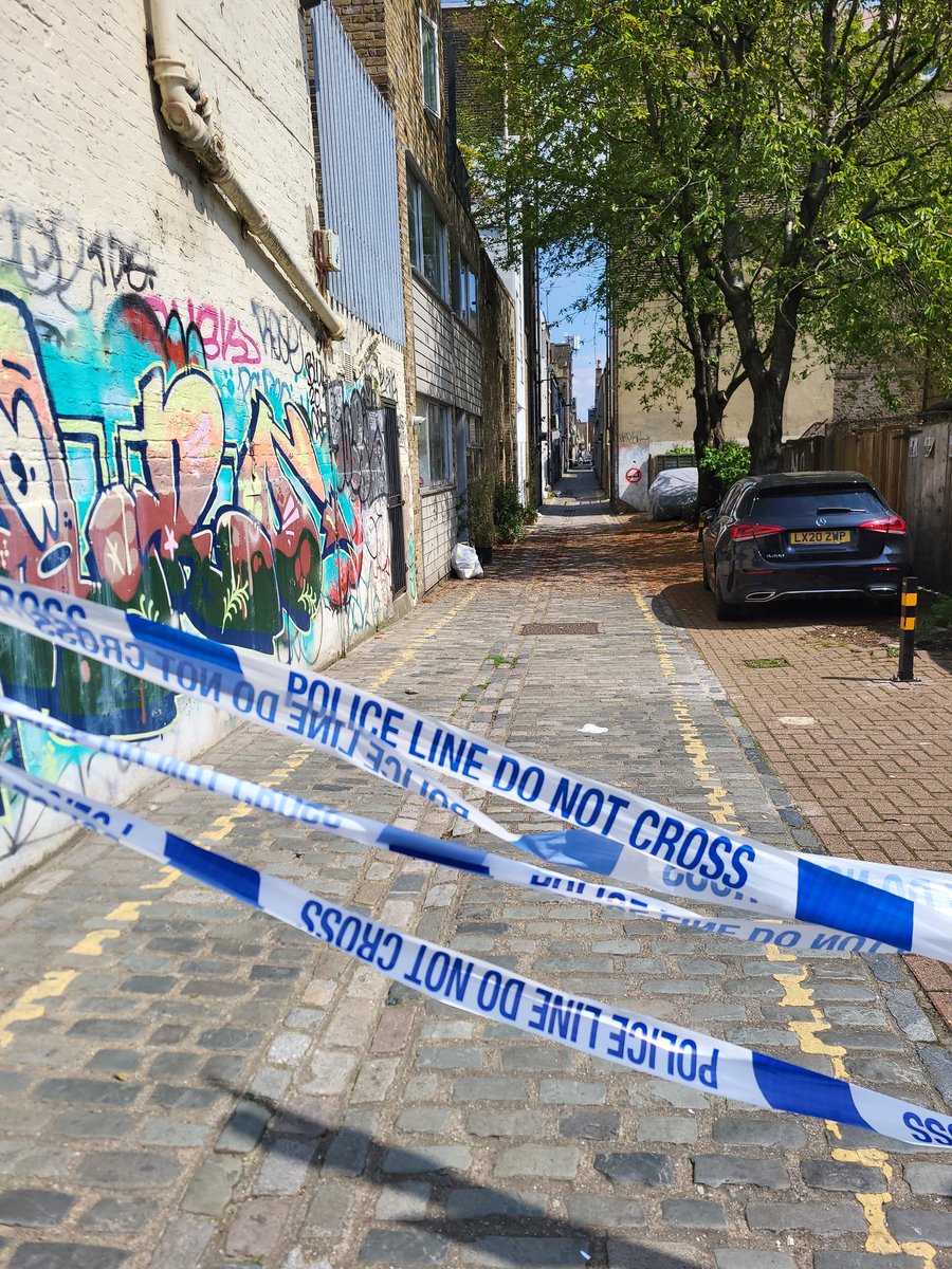 UPDATE - Voss Street still cordoned off because the perpetrator used it. #bethnalgreen