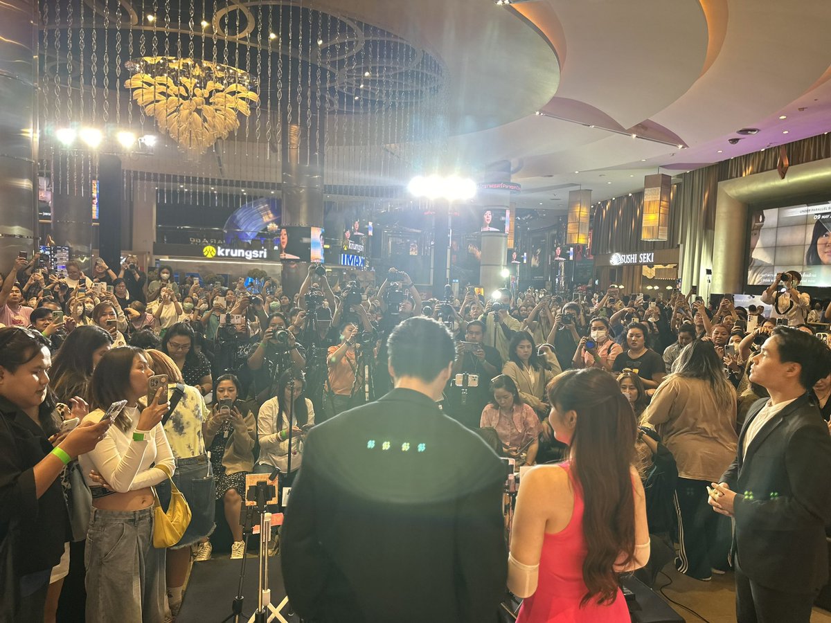 no promotion from the company, no attendance from anyone and look at the amount of ppl. these are just fans, ups team, supportive friends and family and journalists. very slay if u ask me 👏🏻🔥

WIN Premiere Night TH
#รักใต้ฟ้าคู่ขนาน
#UnderParallelSkies
#winmetawin @winmetawin