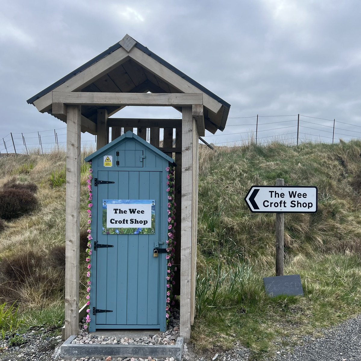 A wee tiny shop as you walk out of Tarbert on Harris 🛍️🏴󠁧󠁢󠁳󠁣󠁴󠁿👍 The signs are almost as big as the store 😉