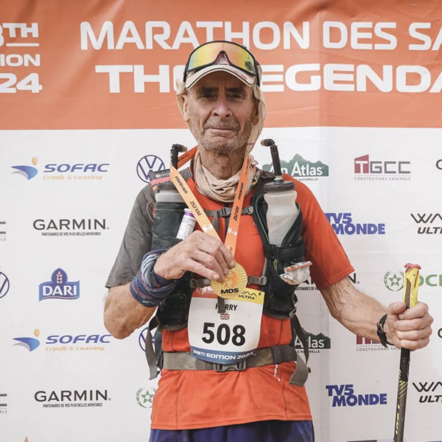 🇬🇧 À presque 80 ans, le britannique Harry Hunter, vient de terminer les 250km du Marathon des Sables, dans le Sahara marocain ! À 76 ans, il réalise l’exploit de boucler les six étapes de l'une des courses les plus difficiles au monde ! 👏 (rtssport) 📸 Suave Crew