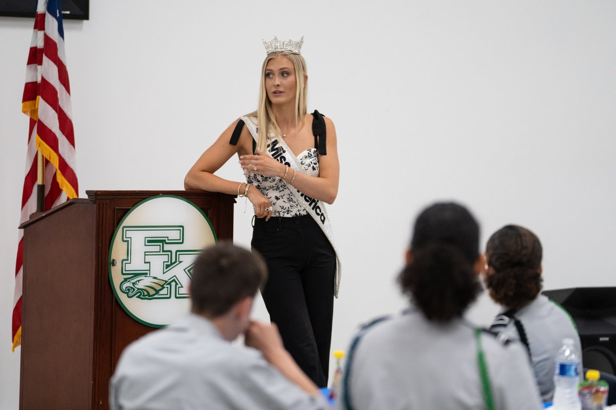#ICYMI @MissAmerica & Miss America's Teen visited with Maj. Gen. Munera & our #ArmyJROTC Cadets at Fort Knox Middle High School on May 3, 2024, Fort Knox, Ky. The two toured the school before holding a Q&A with Cadets! @TRADOC | @usarec | @CG_ArmyROTC | @AmandaAzubuike | @GoArmy