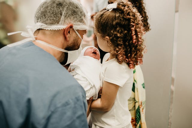 Under the premise that parental involvement in the care of their newborn should not be a goal but a given, our latest #ResearchNews explore what parents need to feel integrated in the care of their hospitalised baby. Find out more: efcni.org/news/improve-f… ©Pexels