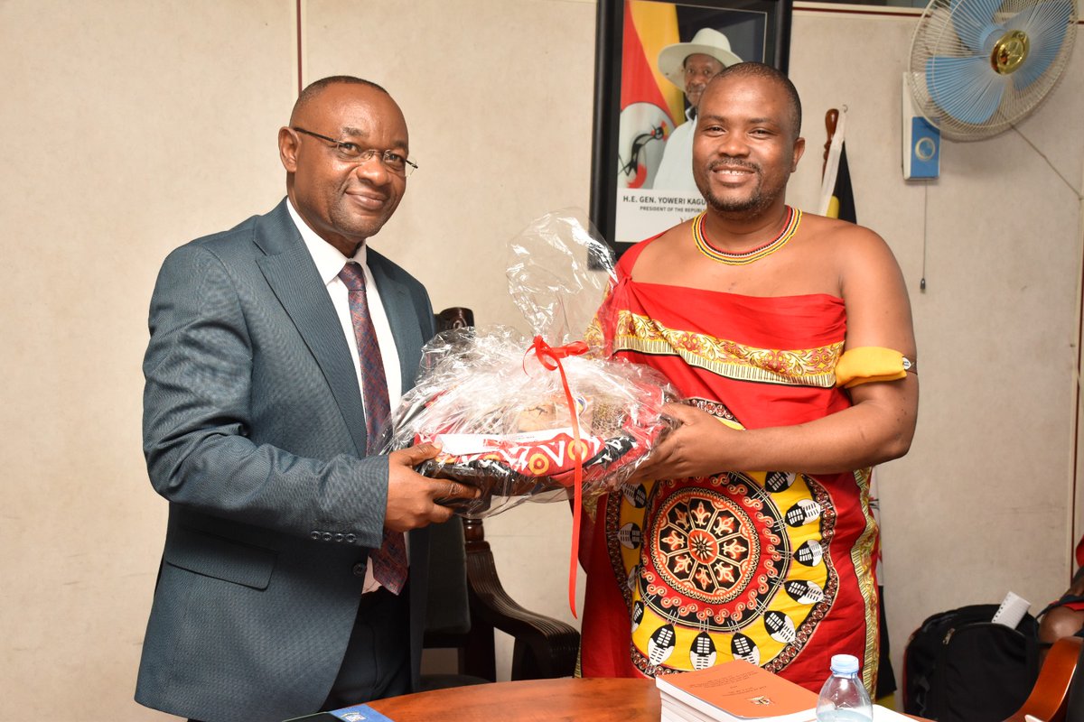 *A symbol of friendship and appreciation Exchange of gifts between @raphaelMagyezi and Hon. Reminder Dlamini, Minister of Tinkhundla Administration and Devt from the Kingdom of Eswatini, as a token of friendship and appreciation during their consultative meeting in Kampala