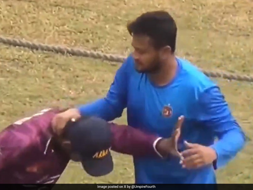 Shocking scene: Bangladesh star Shakib Al Hasan, world No. 1 all-rounder, assaults selfie-Seeking man. Video viral 

#ShakibAlHasan #Bangladesh

sports.ndtv.com/cricket/shocki…