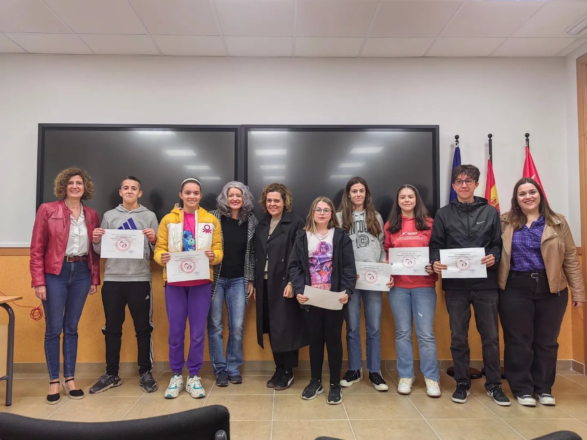 PREMIADOS CONCURSO LIBFOTO
Os dejamos la imagen con los ganadores del Concurso Libfoto 2024 con motivo del Día del Libro.
Enhorabuena! Habéis hecho un magnífico trabajo!
Gracias al alumnado del Calderón por su participación.