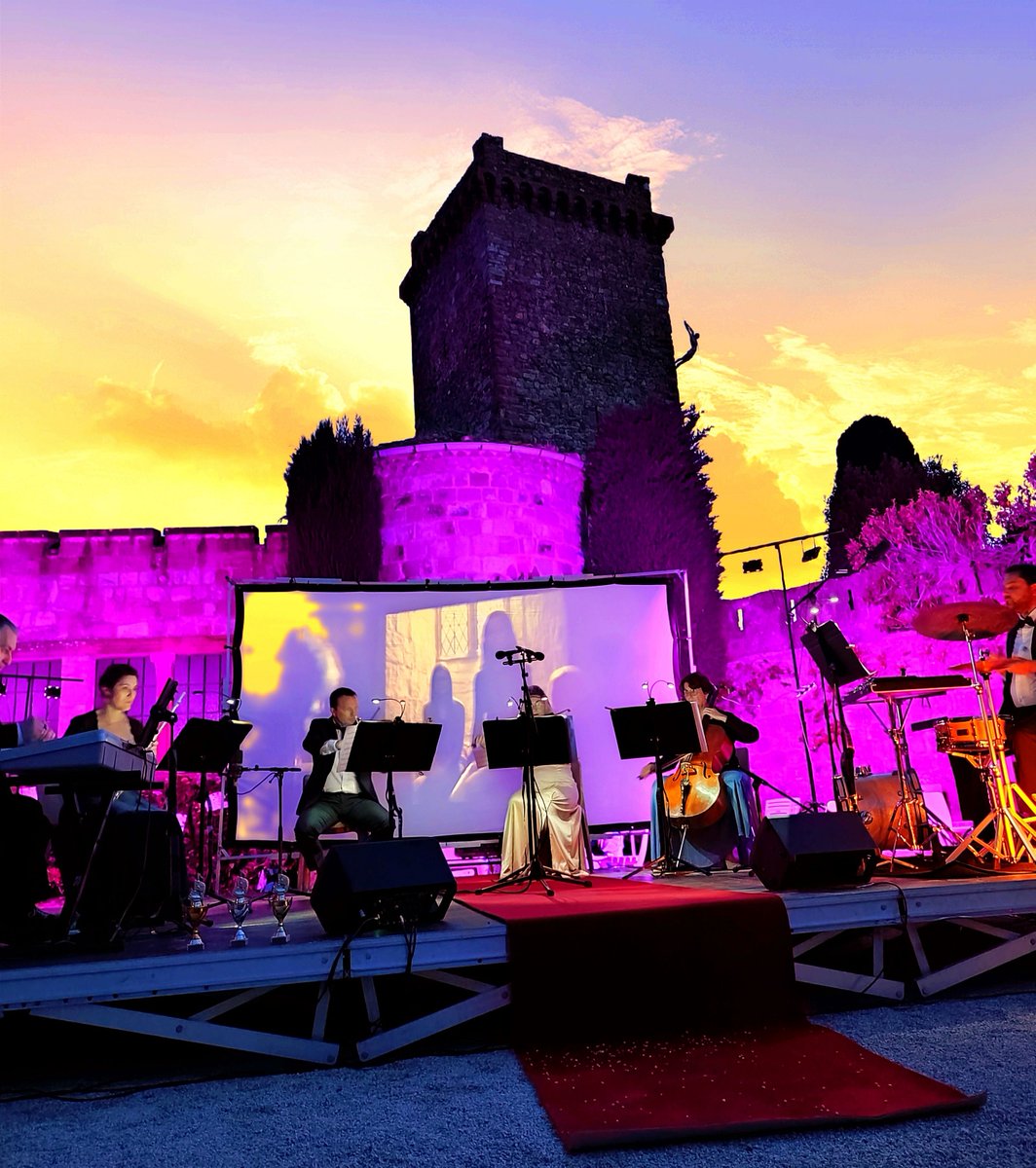 Casa Ciné, résidence d'écriture internationale, vous propose un concert de musiques de films suivi d'un blind test 🎞️ La Ville de Mandelieu et La Napoule Art Foundation vous invitent à cet évènement dans la cour du château. 🗓 Lundi 27 mai ⏰20h30 📍Château de La Napoule