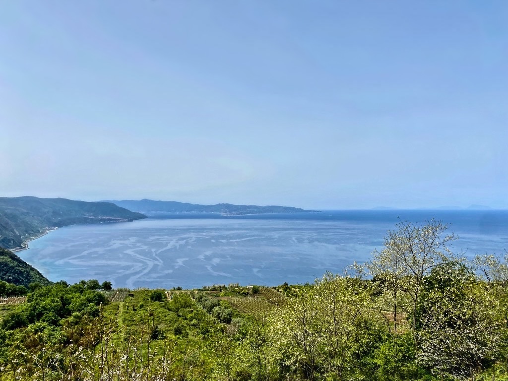 Un tratto della Costa Viola - con la Sicilia sullo sfondo, isole Eolie comprese. 
[📷 mia]