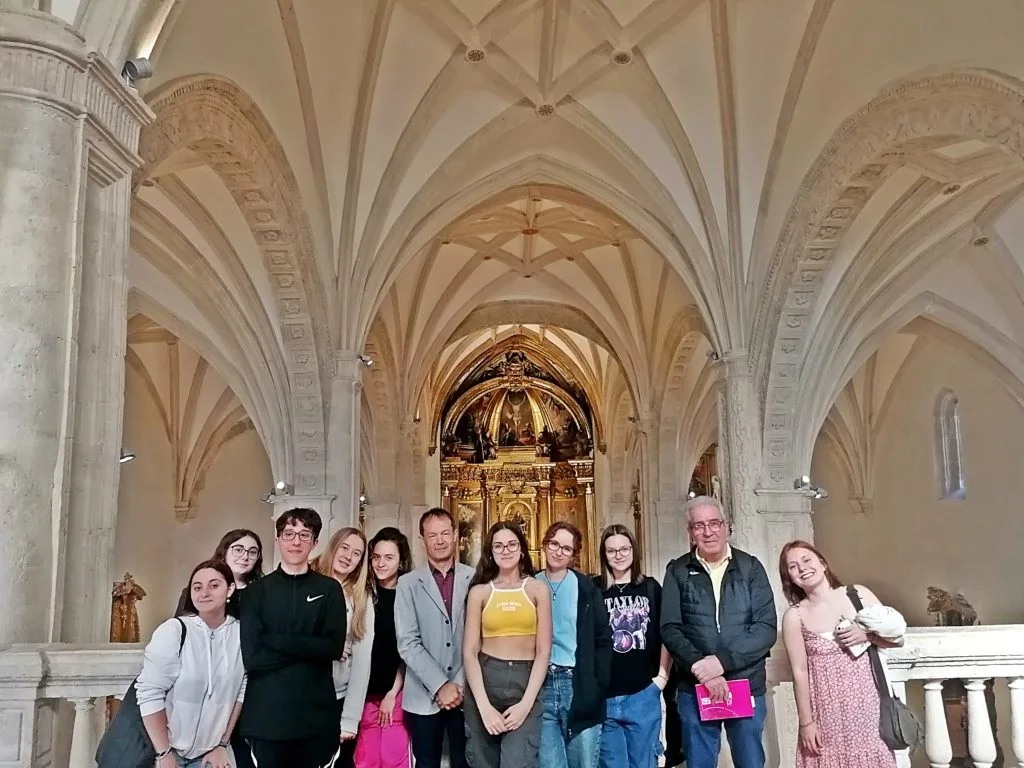 Como todos los años el alumnado de Historia del Arte disfrutó de esta visita al patrimonio artístico de Pinto.
Gracias a Luis Roldán, presidente del Seminario de Historia Local, que nos explicó cada uno de los detalles y anécdotas de los libros de fábrica del edificio.