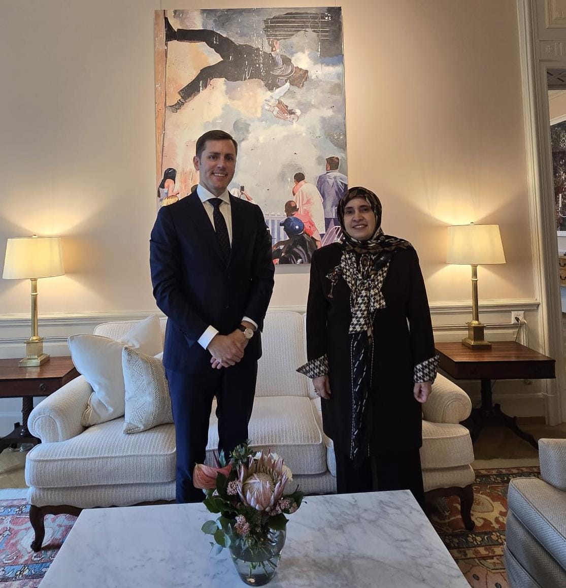 Ihre Exzellenz Dr. Hissa Abdullah Al Otaiba, Botschafterin der🇦🇪 bei der🇨🇭und dem Fürstentum Liechtenstein, traf sich mit S.E. Scott C. Miller, Botschafter der Vereinigten Staaten von Amerika in Bern. Während des Treffens überprüften sie die bilateralen Beziehungen zwischen