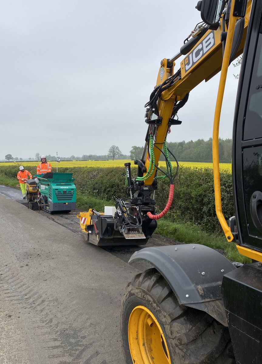 🎉 Last week Adstone Road, Canons Ashby received the first of many road surface treatments from the VÖGELE MINI 500 paver. Working with the JCB Pothole Pro, the paver will remove yet another element of manual labour from the process, making repairs safer and faster to complete.