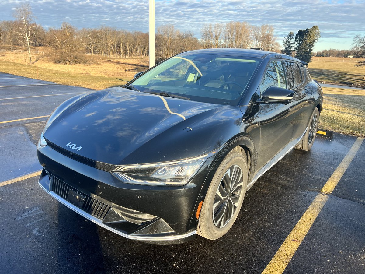 DGeneral101's tweet image. Replaced my totaled Tesla with a Kia EV6. I really love the sportier look and feel of the Kia EV6 VS the Tesla Model Y. 

Only thing I miss is Tesla Autopilot. I wonder if @comma_ai is doing any deals soon 🤔