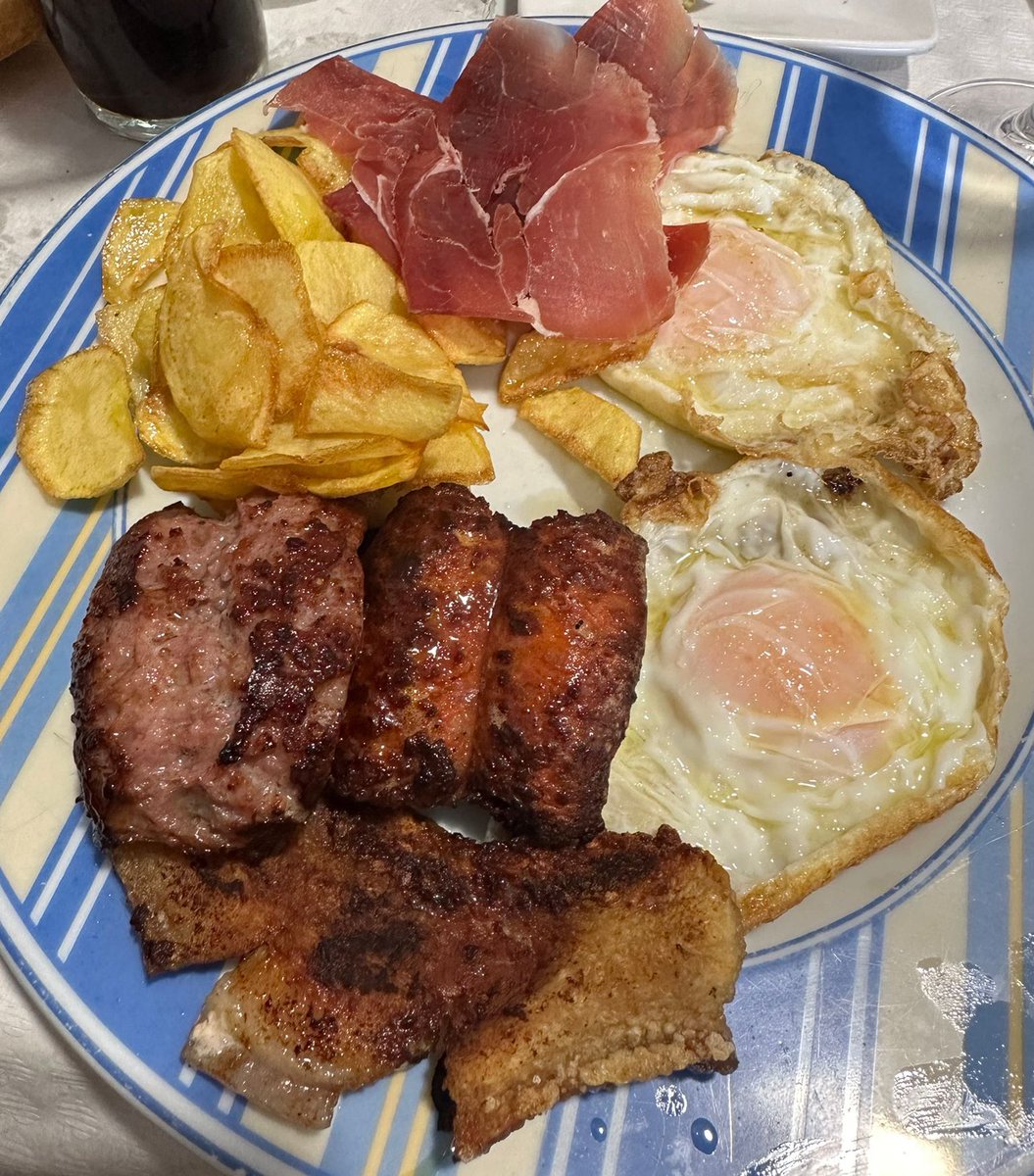 🍴👨‍🍳 Hoy en casa no hay dieta. Papada, jamón, chorizo, longaniza, patatas y huevo frito.

#Paladarcaballa #food #foodporn #foodie #foodphotography #foodblogger #foodpics #foodblog #foodphoto #foodaddict #fooddiary #comida #homemadefood #comidacasera #chorizo #huevofrito #meat