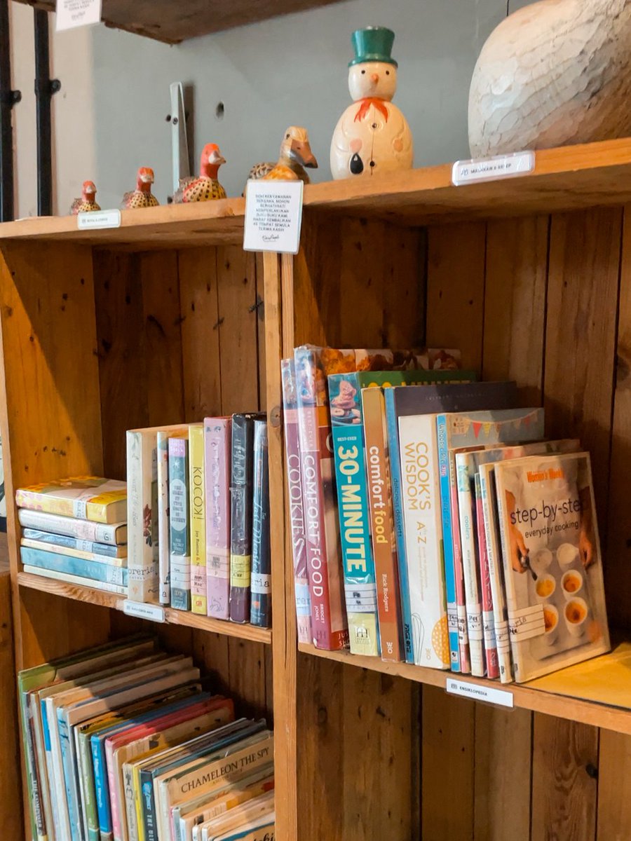 Kalau cari book cafe yang nyaman buat laptop-an dengan banyak stop kontak, makanan enak, suasananya nggak berisik, punya koleksi buku yang beragam, boleh nih mampir ke sini. Tebak di mana? 👀

📍 Surabaya