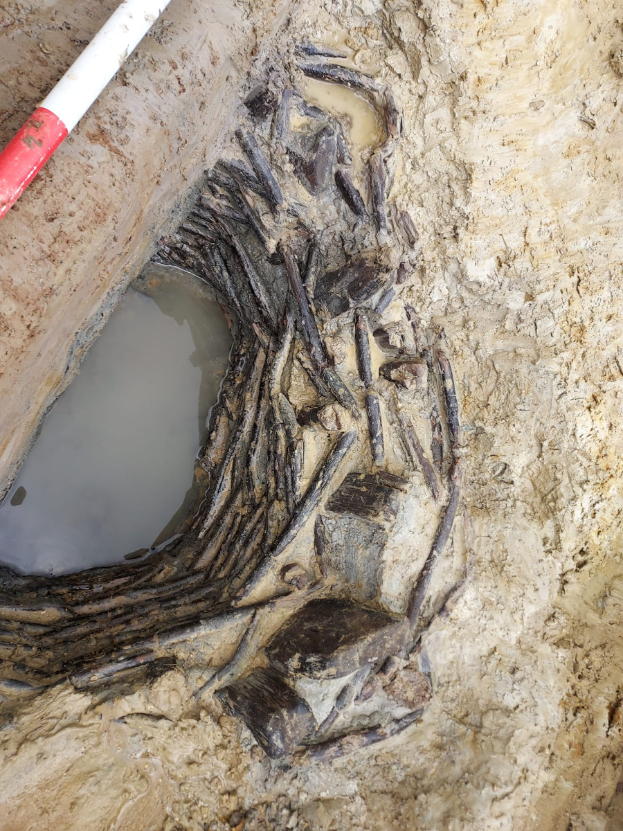 🧵A Bronze Age well has been discovered in Benson during excavations by Oxford Archaeology for @OxfordshireCC for the Benson Relief Road. Cllr Judy Roberts, Cabinet Member for Infrastructure and Development, said: “This find gives fantastic insight into the area’s past 1/