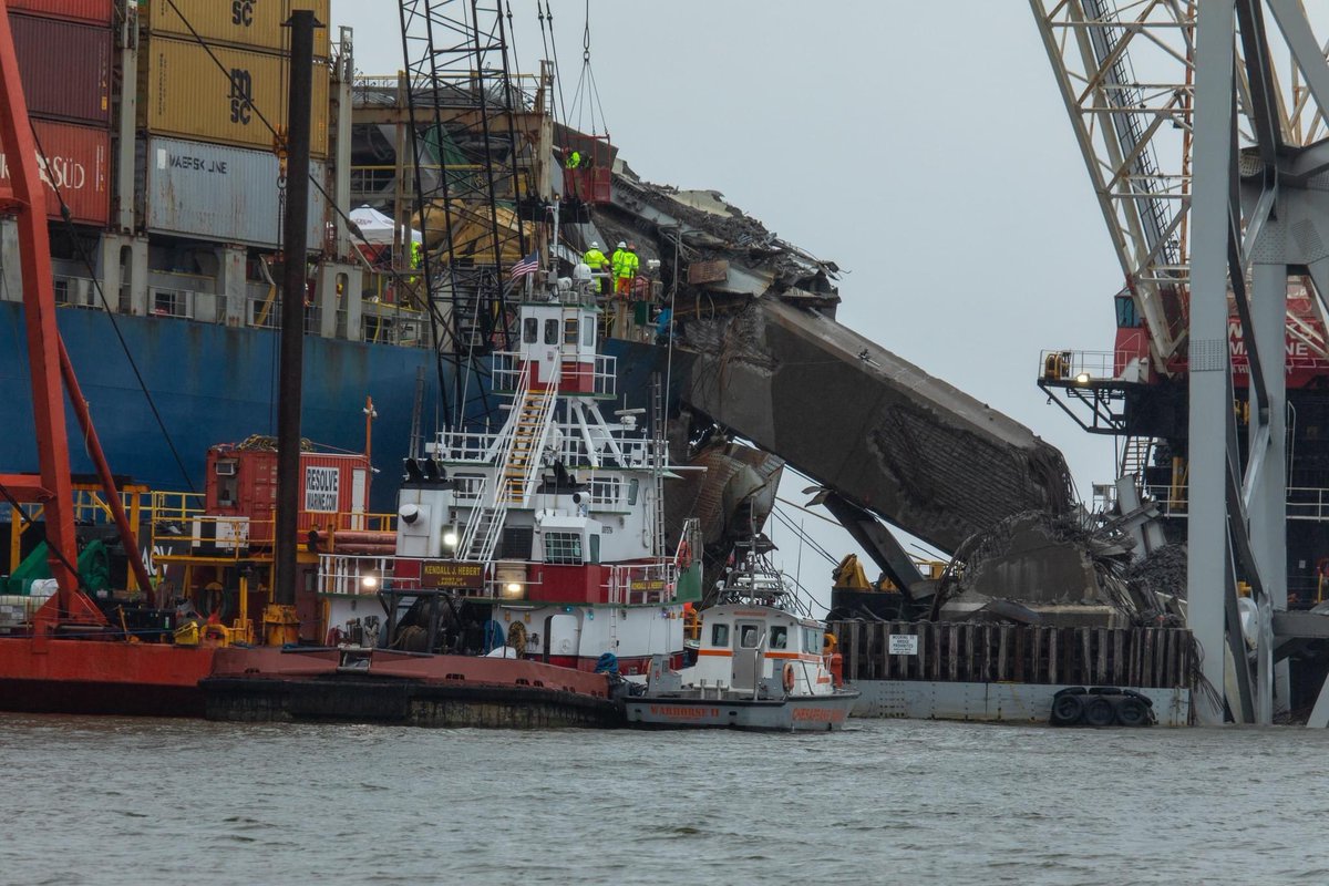 The size of these pieces of Francis Scott Key Bridge on top of the M/V Dali are truly massive. 

📸 USACE Baltimore District