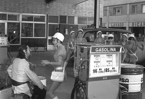 Los actores Jaime de Mora y Aragón y Marisol durante el rodaje de la película 'Cita a las cuatro' en una gasolinera madrileña, 1969. #EFEfototeca