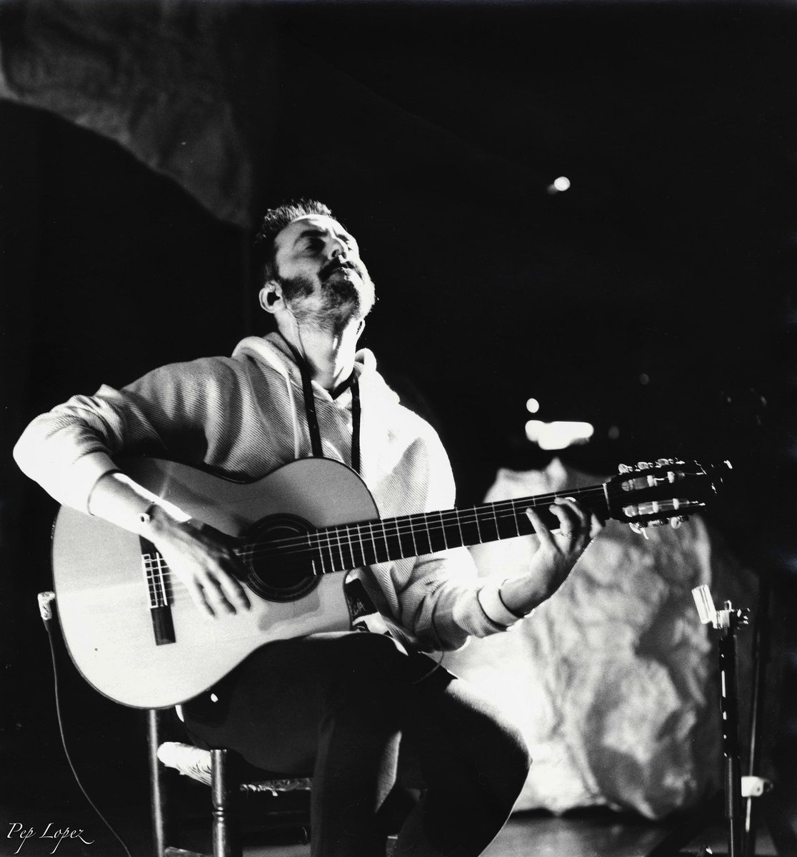 Víctor Iniesta in concert (live in Tarraco - Manolo Garcia, gira de teatres)

Hasselblad 500 C/M & Ilford HP5
Slavich Unibrom paper (caducadíssim) & Rollei RHC

Tarragona, novembre 2023

Analogue photo, no digital retouch

#hasselblad500 #musician #manologarcia #iniestaiglesias