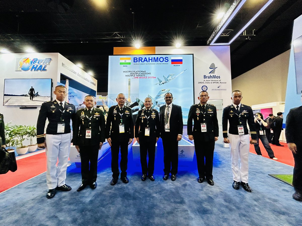BrahMosMissile's tweet image. General Songwit Noonpakdee, Chief of Defence Forces, @RBLX_RTARF 🇹🇭, was warmly welcomed during his visit to the #BrahMos pavilion at @DSAMalaysia, #MITEC, #KualaLumpur. 
General Noonpakdee lauded #TeamBrahMos about the latest progress made by the @BrahMosMissile programme.…