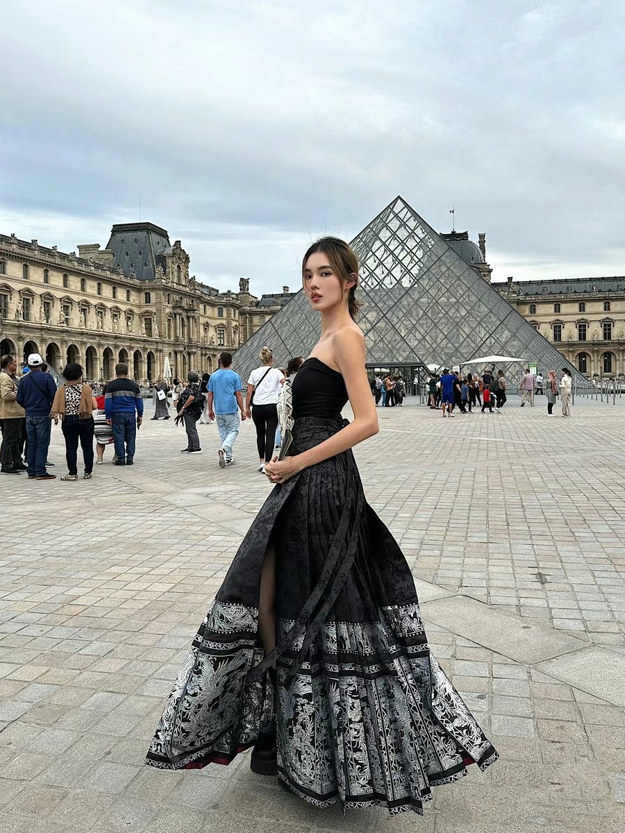 闺蜜在浪漫之都巴黎 搭配中国传统马面裙， 你觉得这个搭配怎么样？ #中法建交60周年