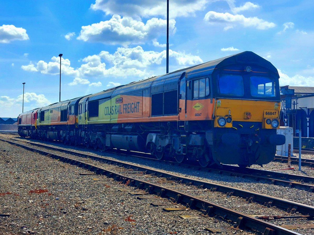Glorious sunshine at Eastleigh this afternoon, where Colas Railfreight 66847, 66849 and DB 66025 soak up the rays ☀️

I'm waiting for 4M65 to take it to Landor Street Junction 🤔 provided I remember the way......