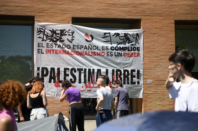 ⛺️ Arranca la acampada de las universidades de Madrid por Palestina Decenas de estudiantes y personal de plantilla de las universidades aprueban en asamblea el establecimiento de un campamento propalestina en Madrid. Hoy a las 19:30 han convocado una protesta ante la ofensiva de…