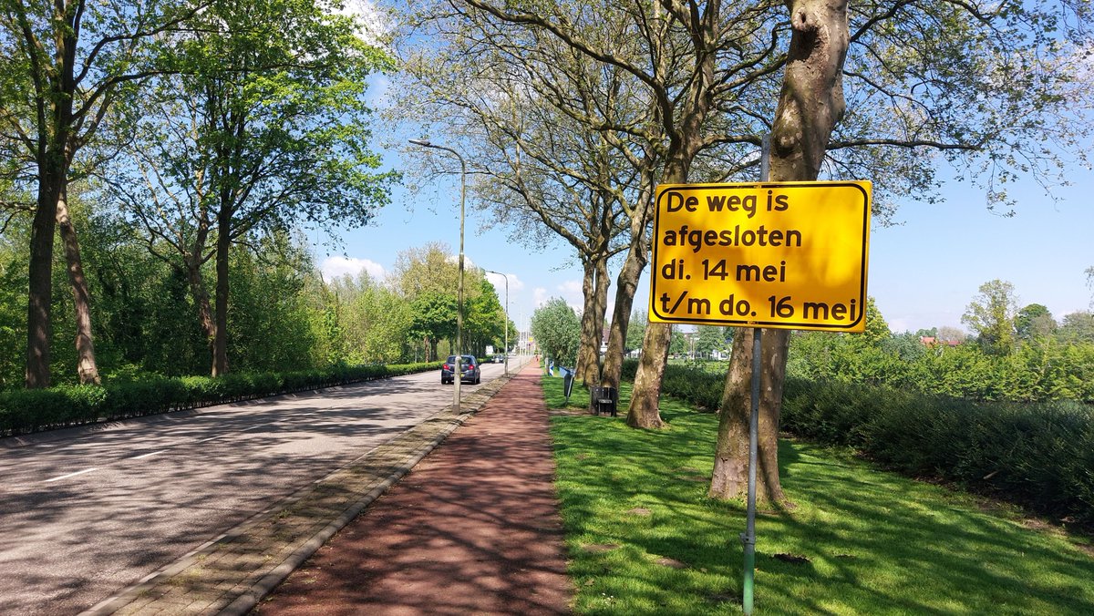 Verbinding Kinderdijk - Kanaalkade te Axel afgesloten van 13 tot en met 16 mei. Op deze tak van de rotonde gaan we een inspectieput renoveren. Meer info bit.ly/3LKApZs