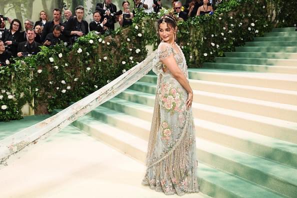 MMohsin_UAE's tweet photo. Indian actor Alia Bhatt wore a saree on the #MetGala carpet. She is reportedly wearing #Sabyasachi and the saree took 1,900 hours to make. 

#AliaBhatt https://t.co/xkSCtTtb1f