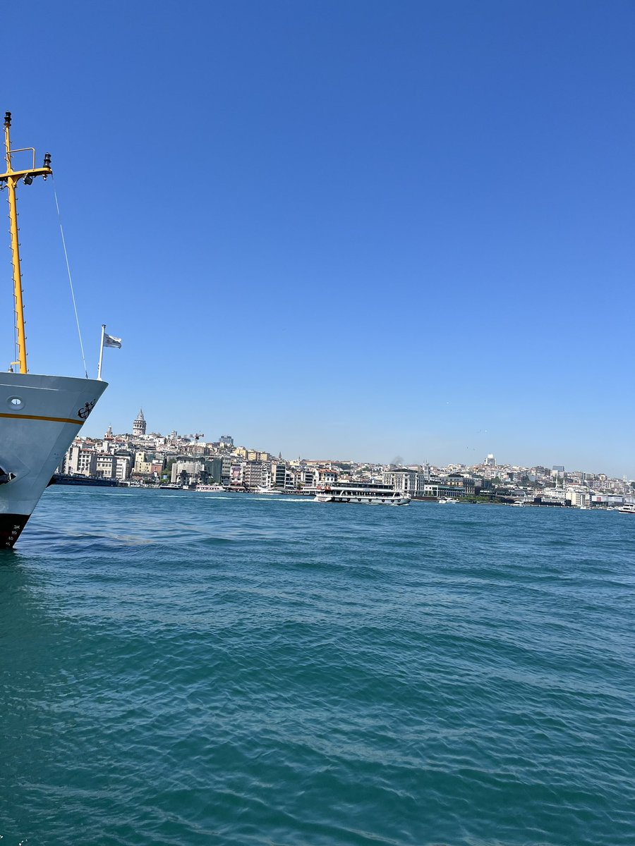 bugun hava cok guzel mesai saatinde eminonunde dolasan insanlarin ne is yaptigini ve nasil bu kadar bos vakitleri oldugunu dusunmek icin super bir gun