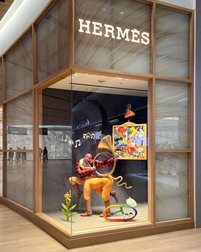 #Ukrainian artist Volodymyr Manzhos, under the pseudonym Waone Interesni Kazki, decorated the shop windows of the Hermes brand at Kansai International Airport in Osaka, #Japan. 'The story behind these windows is about the aspects of duality - light and dark or day and night. The…