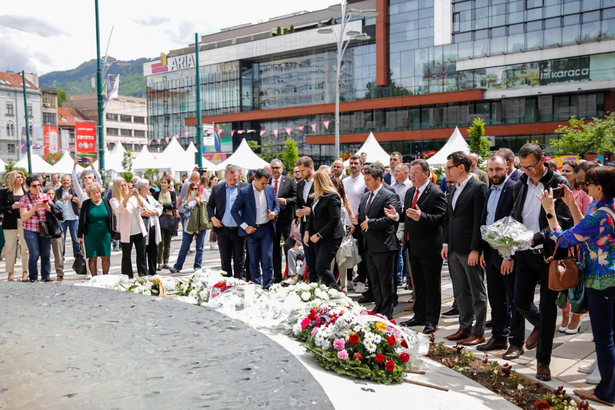 Dünya’nın neresinde olursa olsun savaş, insanlık suçudur. 1992-1995 yılları arasında Saraybosna’da yaşananlar da modern tarihte kara bir leke olarak yerini aldı. Büyük bir trajedi ile pek çok masum insan hayatını kaybetti, ne yazık ki çocuklar da… 
Bugün düzenlenen Saraybosna…