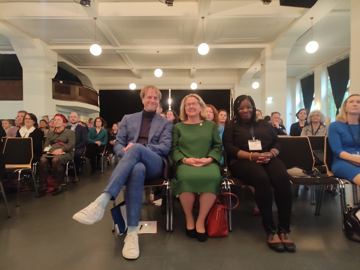 Demokratie braucht Zivilgesellschaft: Das BMZ hat gestern seine neue Strategie zur Zusammenarbeit mit der #Zivilgesellschaft vorgestellt. Auf dem Podium diskutierten unser stellv. Vorsitzender <a href="/MontagCarsten/">Carsten Montag</a>, Gifty Amo Antwi (Weltladen Dachverband) &amp; BM <a href="/SvenjaSchulze68/">Svenja Schulze</a>. 1/3