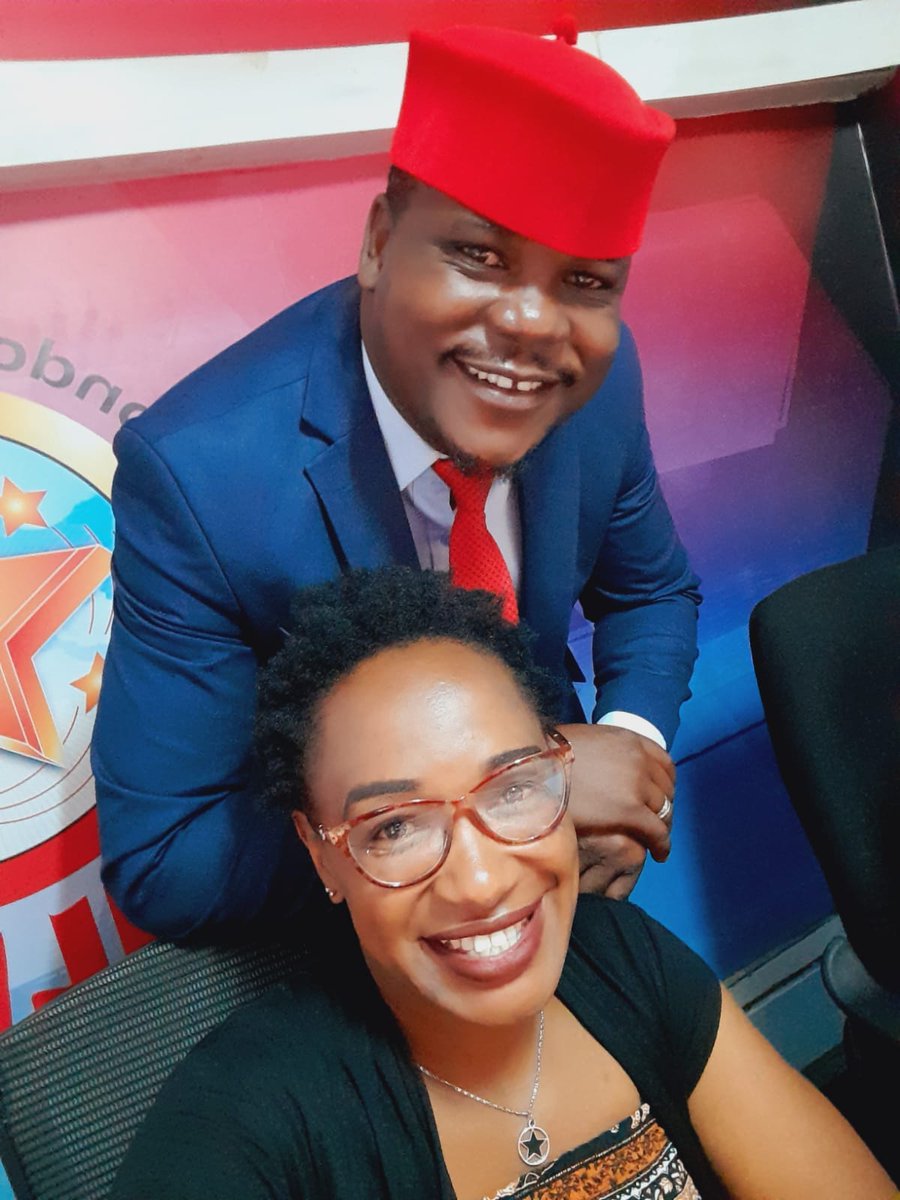 SulweFM's tweet image. #Mwakiteka.
Lwokhubili luno wekhalile wae???? Khukhwakanisie mulala sina???
#Khaluyeee!!!!!!!!!!!!!
Wa Polis Diana Namboko ne Party Leader Titus Mumelo.