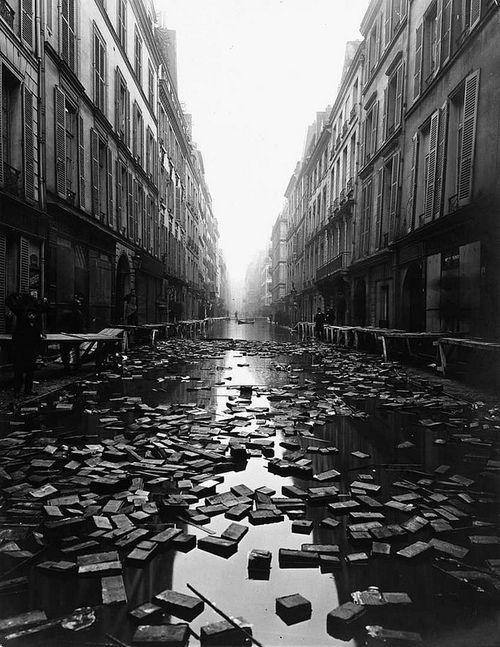 Библиотечные книги дрейфуют по улицам Парижа. Душераздирающее зрелище. Наводнение 1910 г.