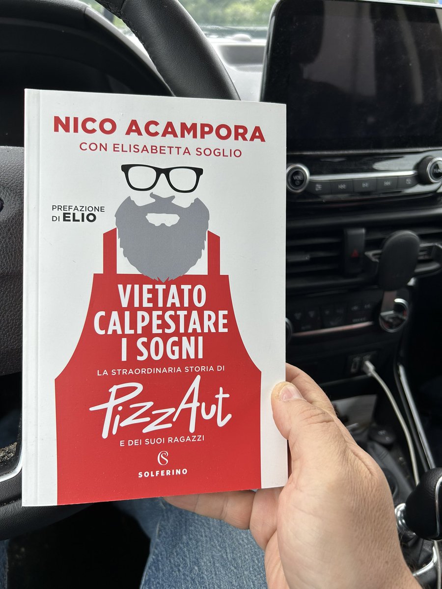 Il mio lavoro è fatto di pause tra un evento e l’altro, talvolta lunghe e passate in macchina. Con un libro così bello del mio amico Nico, tutto scorre con grande gioia.