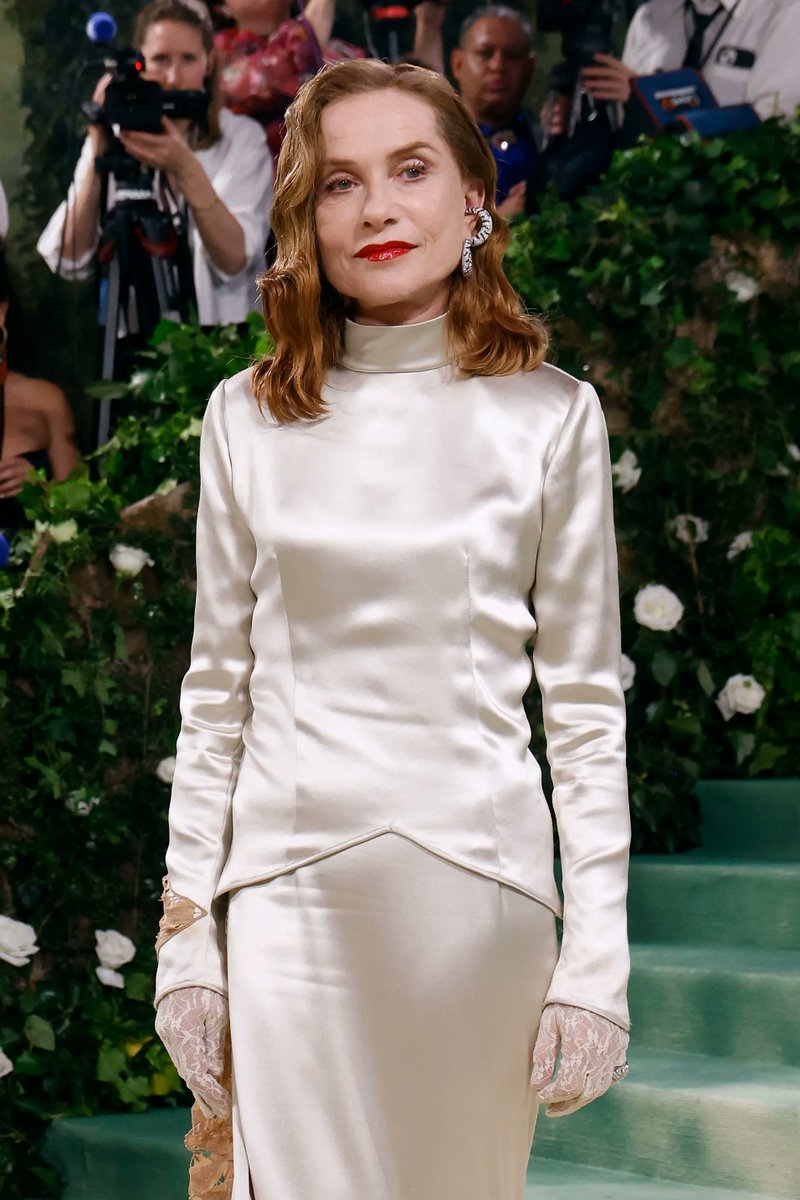 Isabel Huppert in a Balenciaga dress for the photocall of the 'MET Gala 2024' at the Metropolitan Museum in New York, celebrating 'Sleeping Beauties: Reawakening Fashion.'❤️‍🔥Her extraordinary beauty always deserves special attention. #MetGala2024