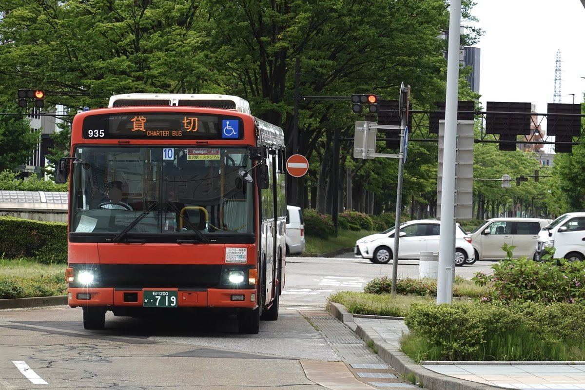 2024/05/06
北鉄白山バス 21-935
「ツエーゲン金沢」シャトルバス 10号車
金沢駅西口〜ゴーゴーカレースタジアム金沢

以前は山路線を走る事が多かった同車ですが、今回のシャトルバスなど、活躍の幅を大きく広げています。