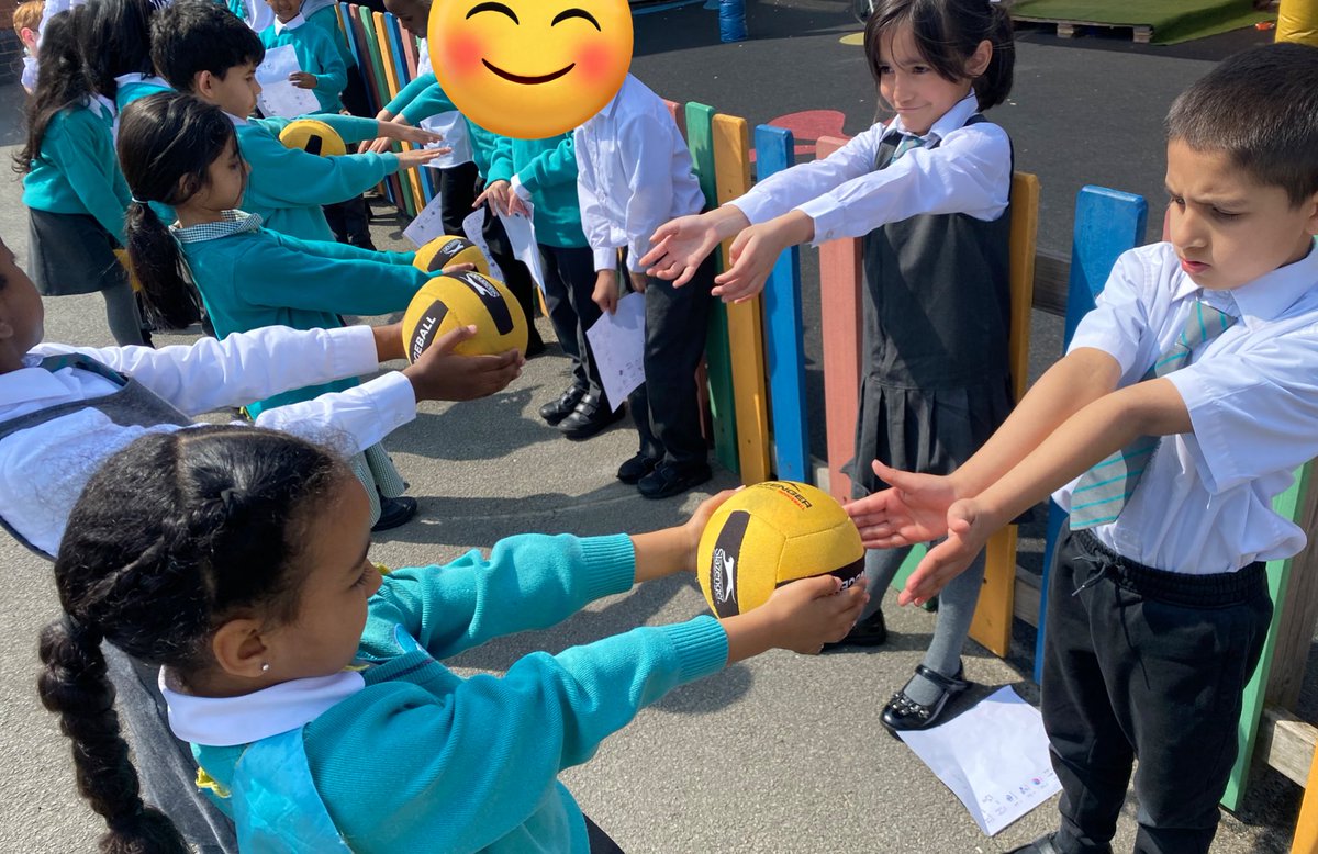 ✍🏻 Year 1 are starting their new writing unit on instructions. ✍🏻 ⚽️ Today, we unpicked what made a good set of instructions by following steps on how to pass a ball. ⚽️ @arktindal #TeamTindal @ArkSchoolsSport @Talk4Writing