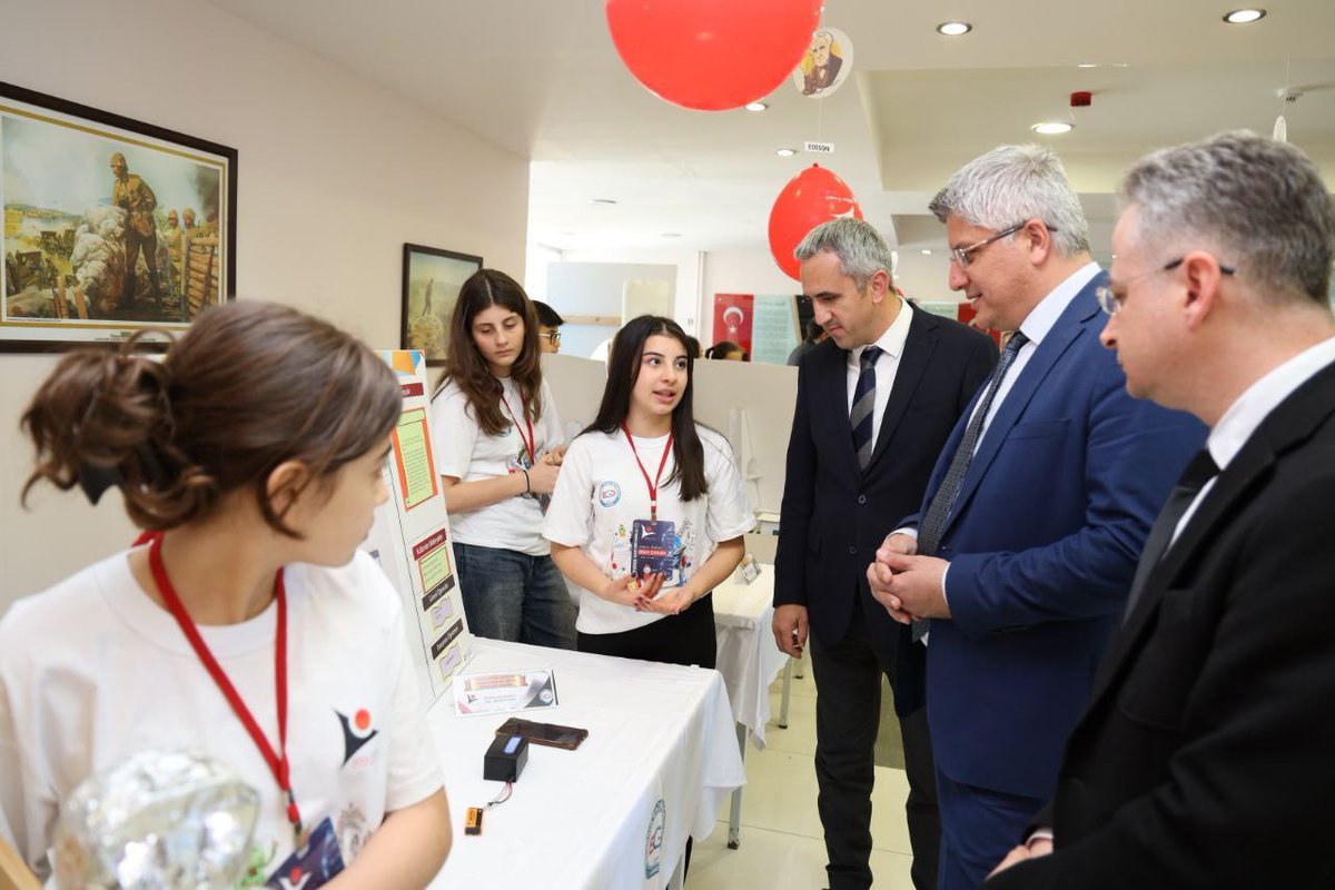 🔬İl Milli Eğitim Müdürümüz Dr. Murat Ağar, Atakum Ertuğrul Gazi Ortaokulu öğrencilerimizin hazırladığı 4006-Tübitak Bilim Fuarı'nı ziyaret etti. Projeler hakkında bilgi alarak öğretmen ve öğrencilerimize teşekkür etti. @muratagar60