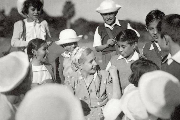 Hace 105 años nacía Evita, la mujer que con valores luchó por los derechos y la felicidad de nuestro pueblo. En este momento, es ejemplo más que nunca para defender una Argentina igualitaria, justa y soberana. #EvitaEterna