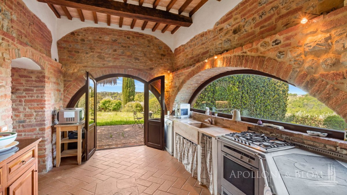 italianhousesforsale.com/property-in-it…
Tucked away in the #Umbrian hills, with condo park, pool and enchanting views, 3-bedroom semi-detached country house in #CittàdellaPieve. Some furniture included in the sale. €690,000.
#italy #property #umbria #paesaggiumbri #perugia #luxury #luxuryhomes