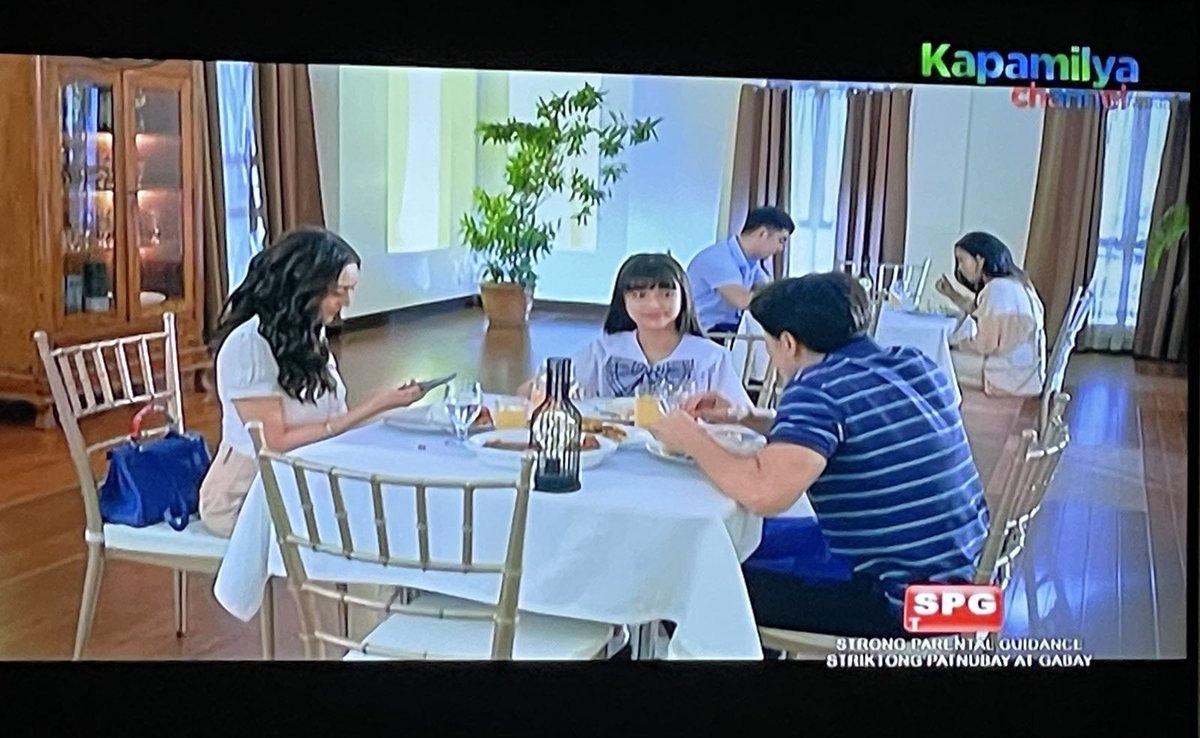 Ganito nalang sana kayo palagi Victor,Juliana at Abby. 🥹

Panira lang ito si Alex! 😡

 #LinlangNagkasundo

#LinlangTheTeleseryeVersion
Juliana and Victor 
#KimPau | #KimChiu | #PauloAvelino