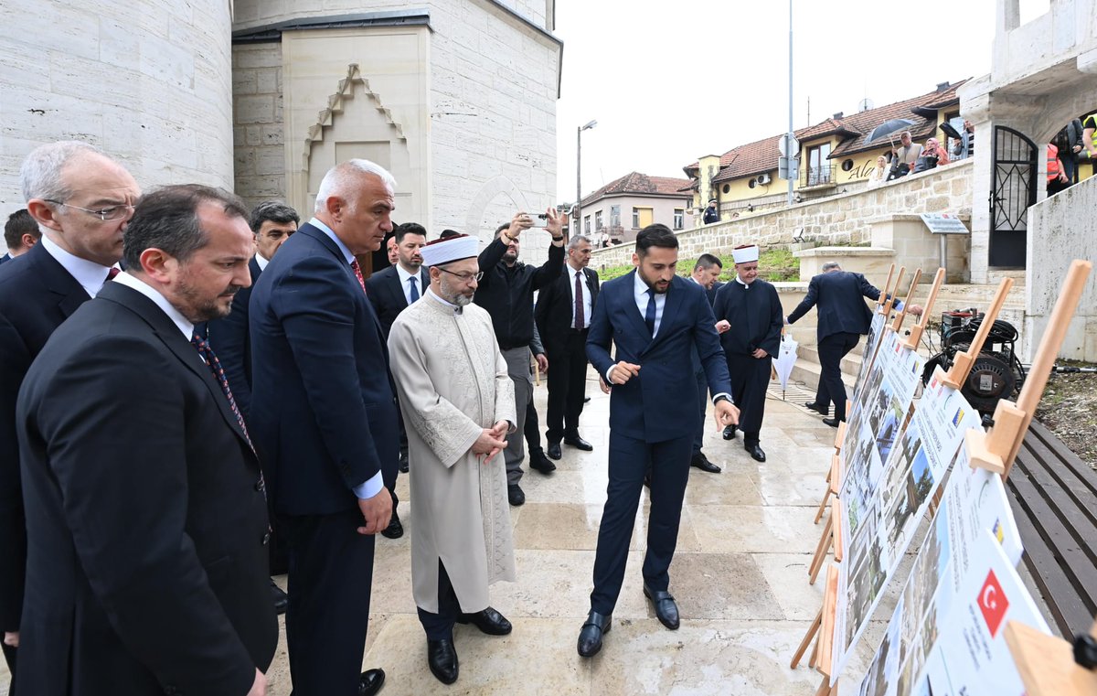 Bakanımız @MehmetNuriErsoy, Bosna Hersek’te iki ülkenin Vakıflar Genel Müdürlüğünce restore edilen Arnaudiye Camii'nin açılışını gerçekleştirdi. 'Tarihsel birlikteliğimizin parçası haline gelen Balkanlarla bağımızı daha da güçlendireceğiz. Kardeşliği ve huzuru temel alan bir…