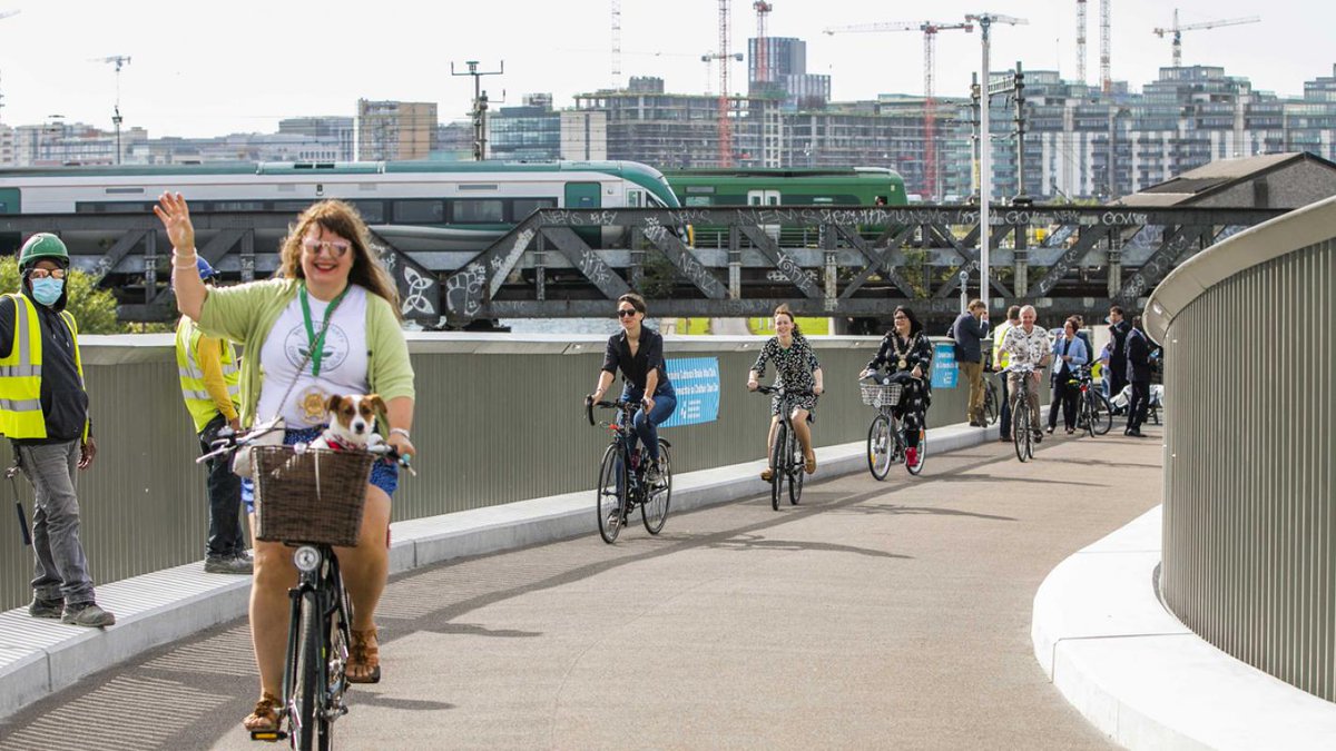All aboard🚲🚊🚐! Sustainable mobility for Dublin as the focus of @officialgaa #ACCESS2CC Action Plan with @DubCityCouncil, @CrokePark, @dccsportsrec and @WeAreTUDublin and special appearances from other local stakeholders! Read more about the Plan here: bit.ly/3JMQL2F