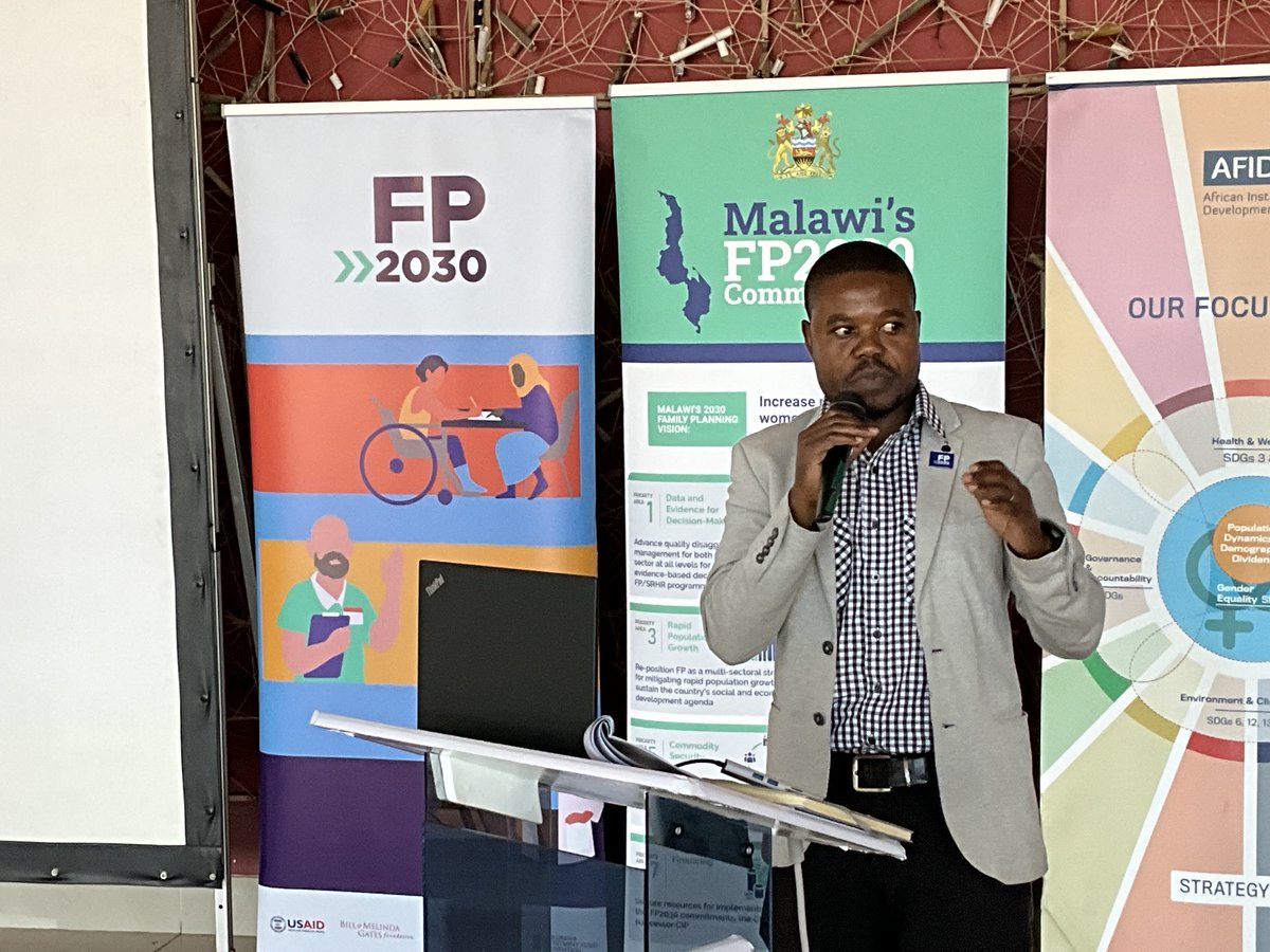 📢#FP2030ESA Country Engagement Officer @TugwellChad making a presentation on #familyplanning as key a development driver. ✨He highlighted the hub's strategic drive to expand access to modern contraceptives by all women and girls in Malawi🇲🇼