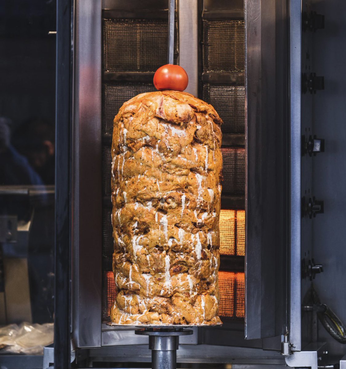 🇩🇪🥙 Plusieurs Allemands ont interpellé le chancelier Olaf Scholz pour qu'il mette en place une loi plafonnant le prix des kebabs, qui ont presque doublé dans le pays. Les Allemands consomment 1,3 milliard de kebabs chaque année, contre 350 millions en France. #Dönerflation