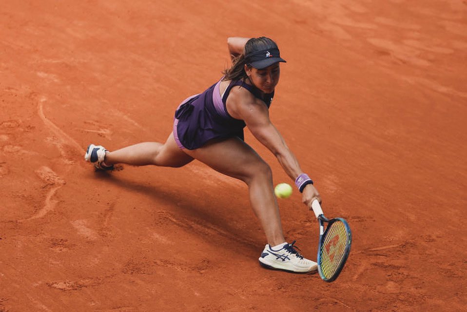 VAMOS LOURDES! 🔥 Lourdes Carle 🇦🇷 derrotó a Taylah Preston 🇦🇺 por 4-6, 6-4 y 6-1 para clasificar al main draw del WTA 1000 de Roma 🇮🇹. Este año tiene un récord de 18-2 en polvo de ladrillo 🧱.